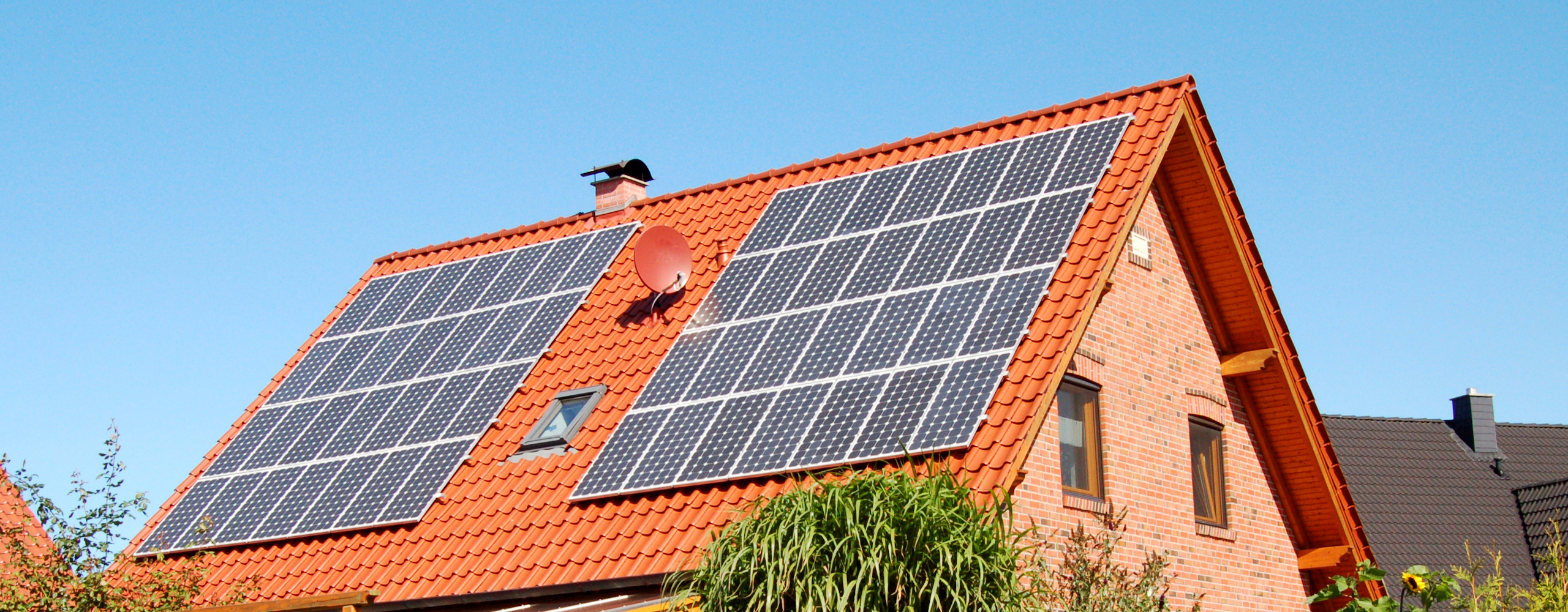 Haus eines Selbstversorgers mit Solarmodulen auf dem Dach.