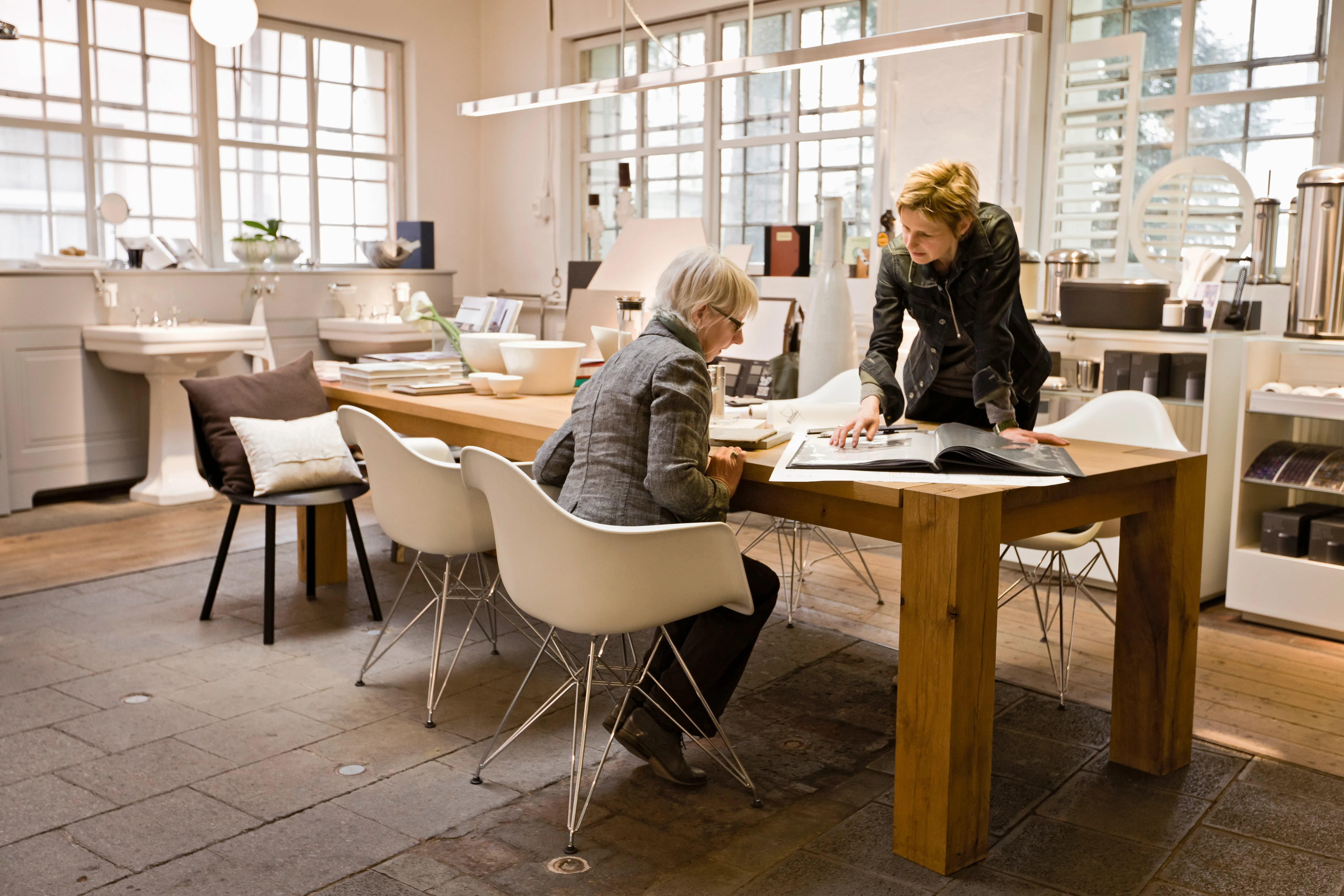 Badplanerin berät Kundin in der Badausstellung für ihr individuelles Bad