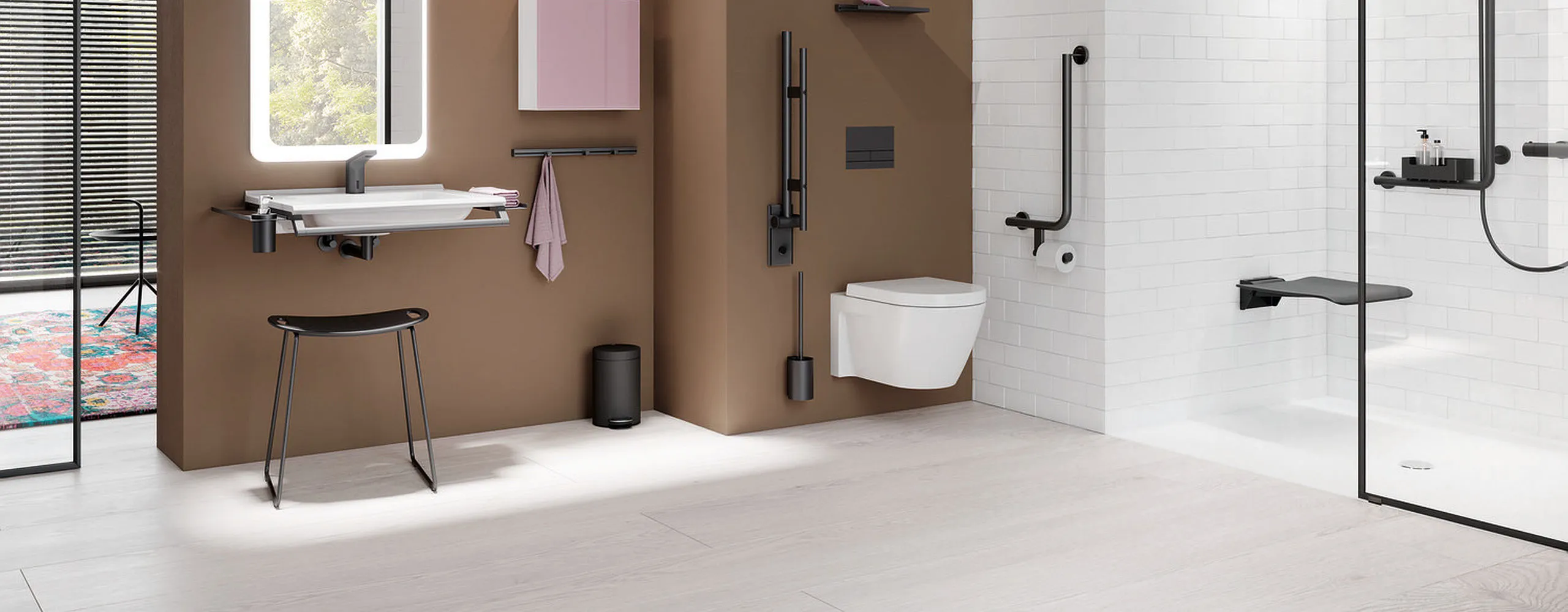 Barrierefreies Badezimmer mit Stützhaltegriffen, Dusch-WC und Walk-In-Dusche.