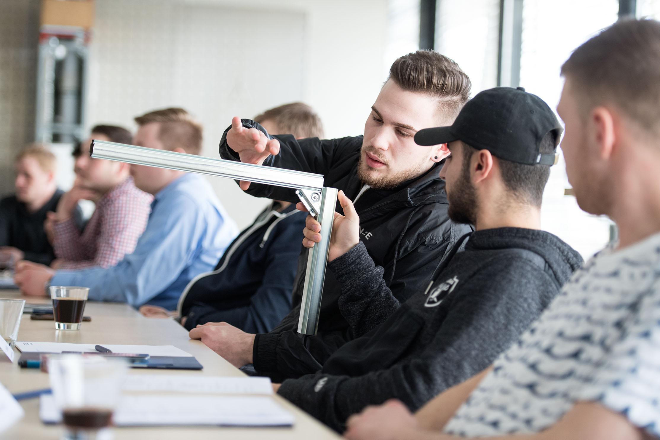 Auszubildende Anlagenmechaniker SHK bei einer Schulung.