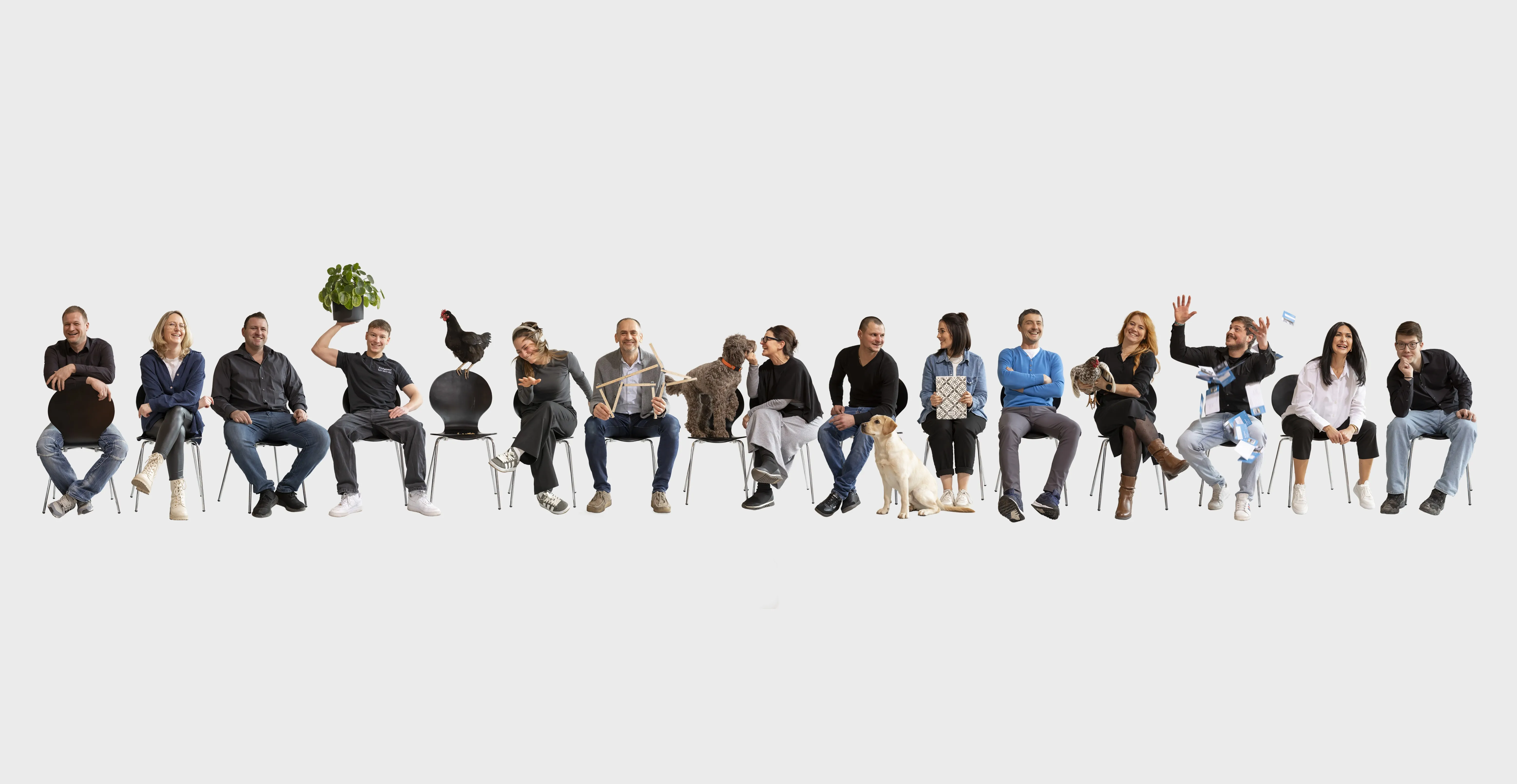 Gruppenbild mit den Mitarbeitenden der Kirchgäßner GmbH auf Stühlen vor einem weißen Hintergrund.