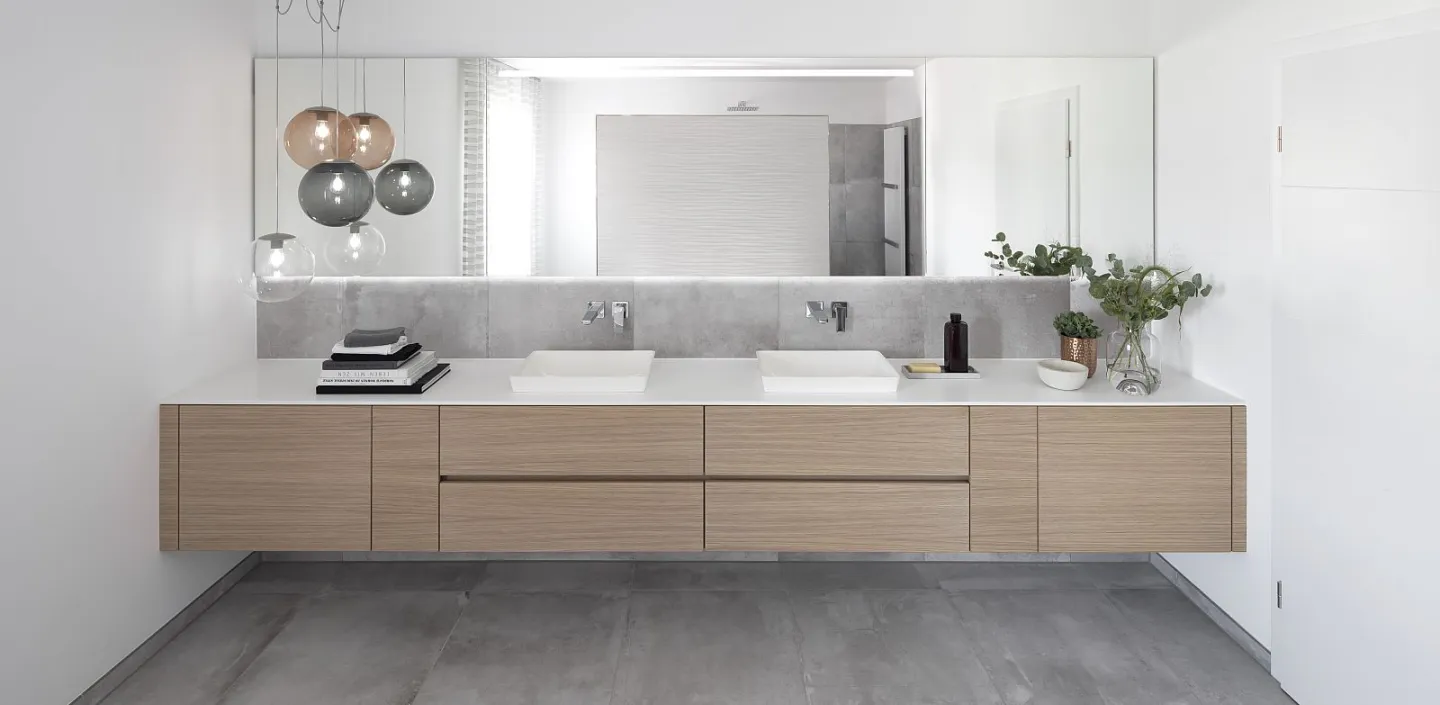 Eleganter Waschplatz mit schwebendem Holz-Waschtisch, Doppelwaschbecken und großem Spiegel.