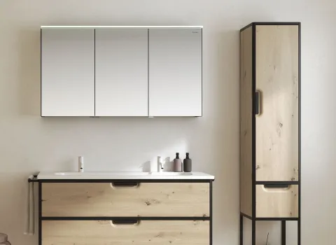 Moderner Badezimmer mit großem Spiegelschrank, Holzmöbeln und dekorativer Pflanze. Minimalistisches Design für eine entspannende Atmosphäre.