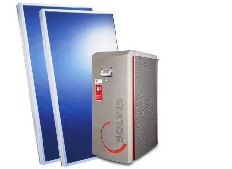 Eine moderne Heizungsanlage von Solvis steht neben zwei großen, blauen Solarkollektoren.