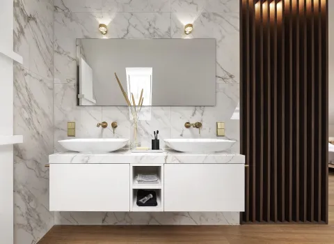 Ein Badezimmer mit Marmorakzenten und einem wandhängenden Doppelwaschtisch, auf dem zwei weiße Aufsatzwaschbecken und goldene Armaturen platziert sind.