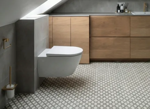 Stilvolles Bad mit Hänge-WC, strukturierten Bodenfliesen und minimalistischer Waschtischanlage.