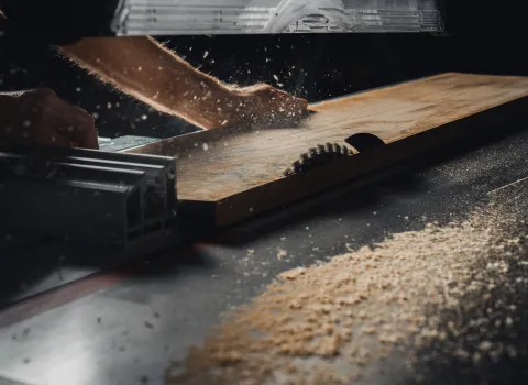 Handwerkliche Fertigung eines Möbelstücks von Duravit an der Kreissäge in der Werkstatt.