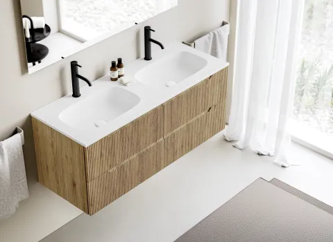 Doppelwaschtisch von Stocco mit weißer Mineralgussplatte und geriffelter Eichenfront in moderner Ausführung.