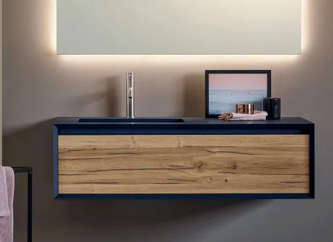 Waschtisch Iks Full von Stocco mit blauer Oberfläche und Holz-Schublade.