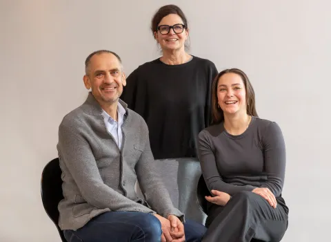 Portrait von Hans, Rosa und Anja Kirchgäßner auf Stühlen im gemeinsamen Portrait.