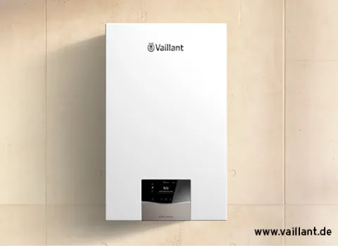 Das Vaillant-Gasbrennwertgerät ist wandmontiert und zeigt auf einem integrierten Display die aktuelle Temperatur und Betriebsdaten an.