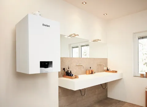 Wandhängendes Vaillant-Gasbrennwertgerät Ecotec Plus im Badezimmer.