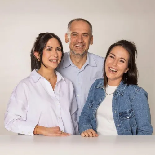 Verkaufsteam der Firma Kirchgäßner in Freudenberg mit den Badplanerinnen Jasmin Göller und Kreszentia Helmling sowie dem Energieexperten Hans Kirchgäßner.