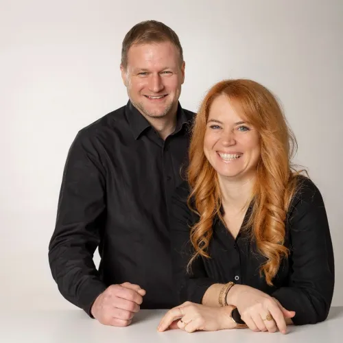 Eva und Björn. Die freundlichen Ansprechpartner für den Kundendienst bei bad & heizung Kirchgäßner in Freudenberg. 