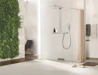 Badezimmer mit Wohnraumabiente mit Dusche von hansgrohe.