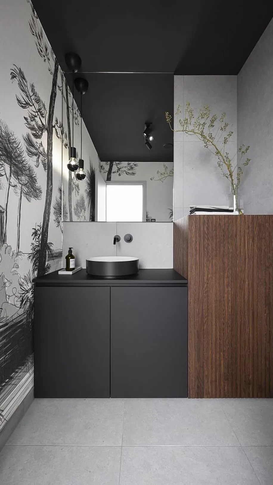 Gäste-WC mit schwarzem Waschbecken und dunklem Unterschrank vor einer großen Spiegelwand.