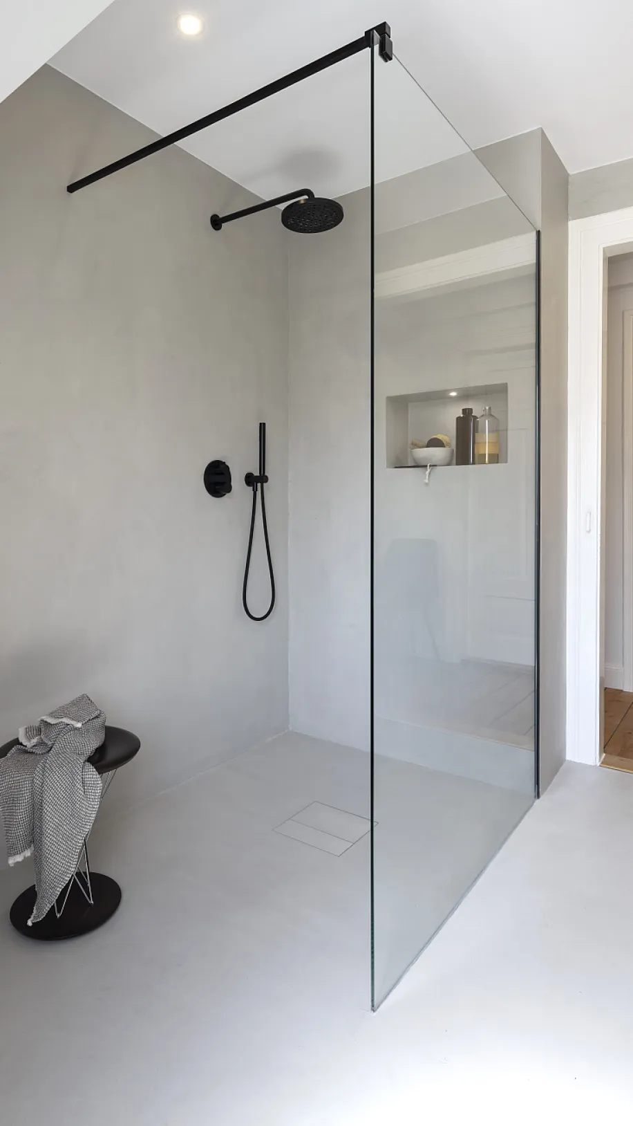 Großzügige, barrierefreie, fugenlose Wlak-in-Dusche unter Dachschräge.