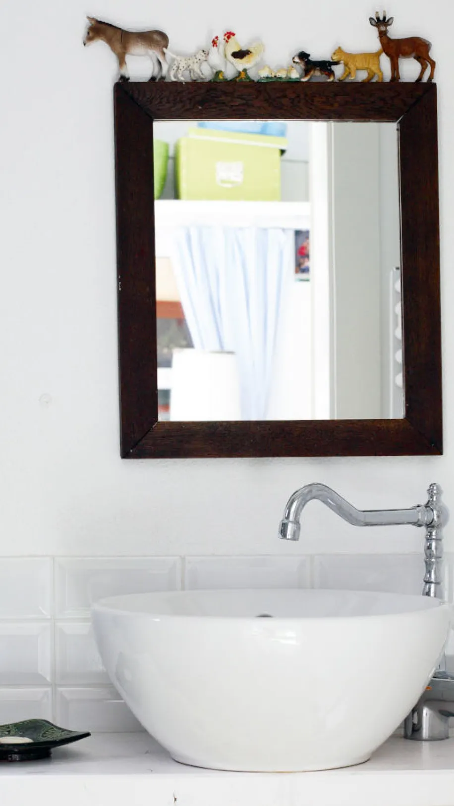 Weißer Aufsatz-Waschtisch mit braunem Spiegel.