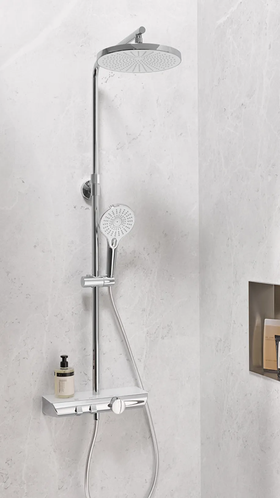 AquaXPro Regendusche in Chrom mit Thermostatarmatur und Handbrause in einer hellen Naturstein-Dusche.