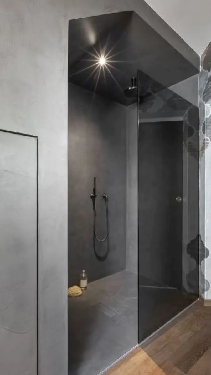 Beleuchtete Dusche mit halboffner Glastür.