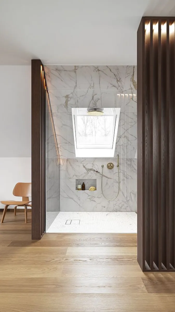 Walk-in-Dusche unter Dachschräge mit Fenster und Marmorfliesen.