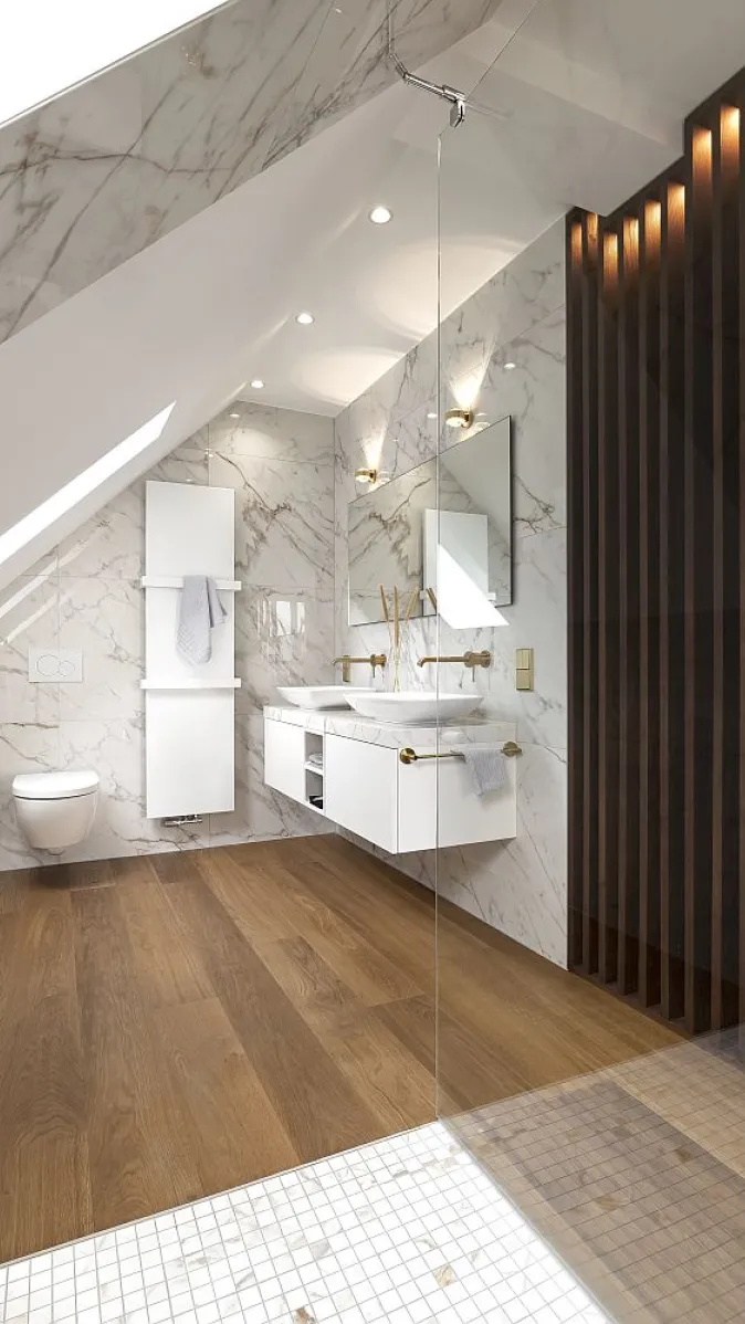 Geräumiges Badezimmer mit einem Doppelwaschtisch und goldenen Armaturen vor einer Marmorwand, kombiniert mit einem hellen Holzboden.