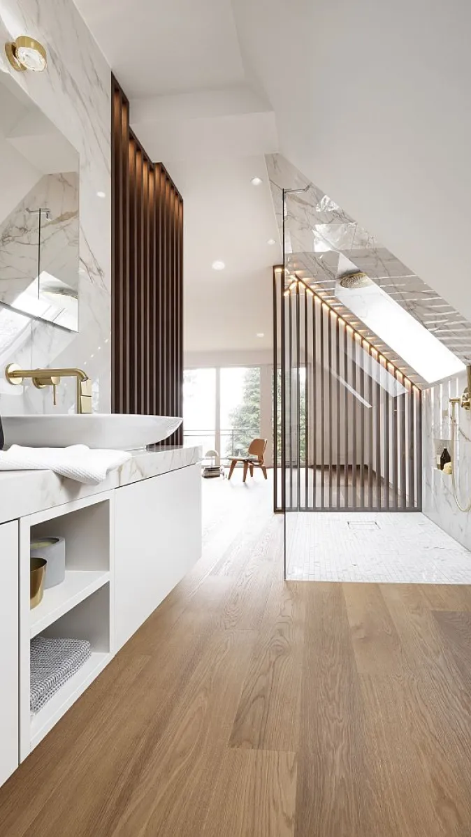 Dachbad mit Holzboden und Dachschräge. Blick auf dem angrenzenden Wohnbereich, getrennt durch transparente Holzlamellen.