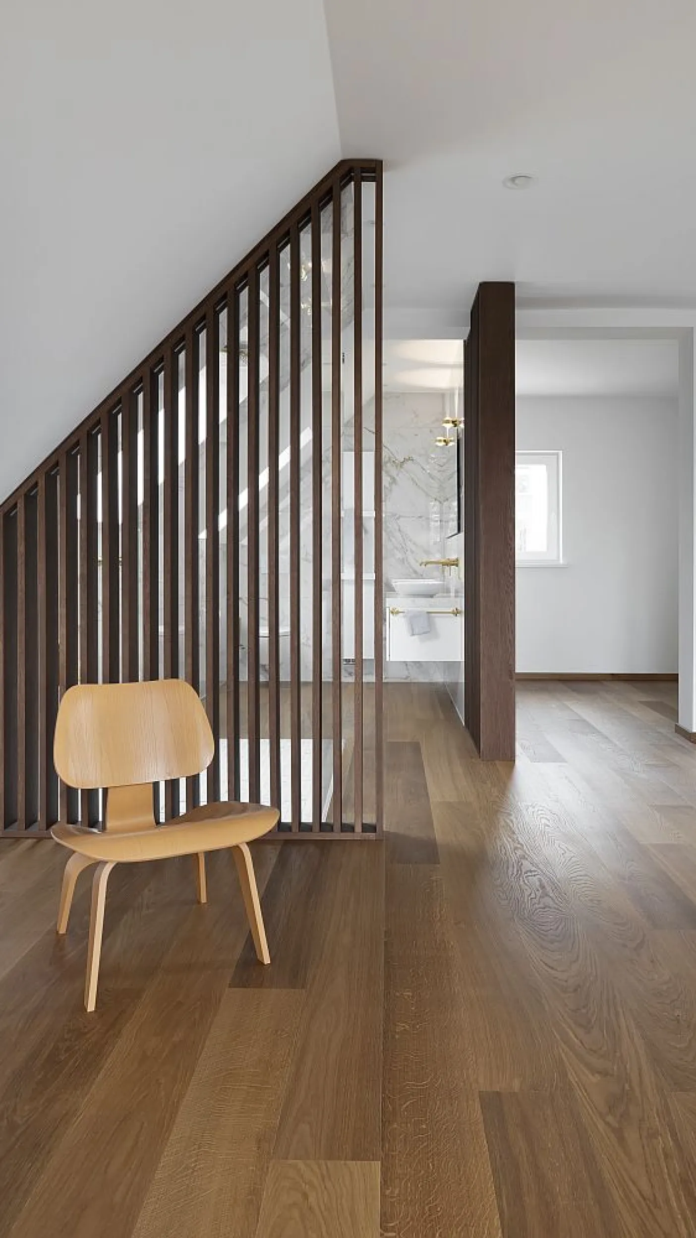 Dachgeschoss mit Trennwand aus Holzlamellen, Holzboden und Holzstuhl.